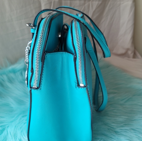 Guess purse - Picture 10 of 14